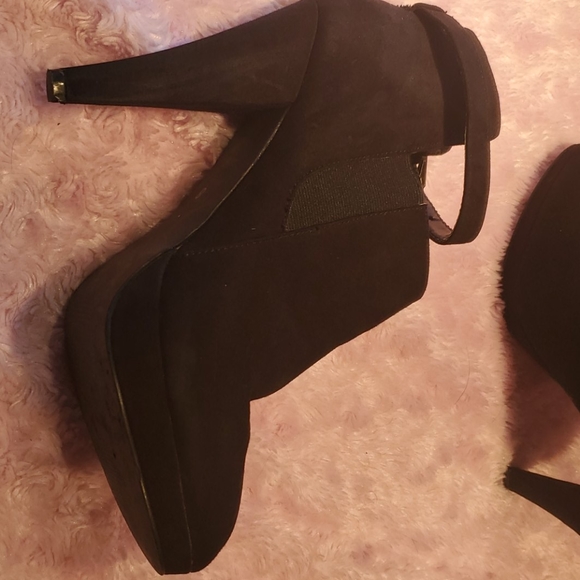 Black high heeled shoes - Picture 3 of 4